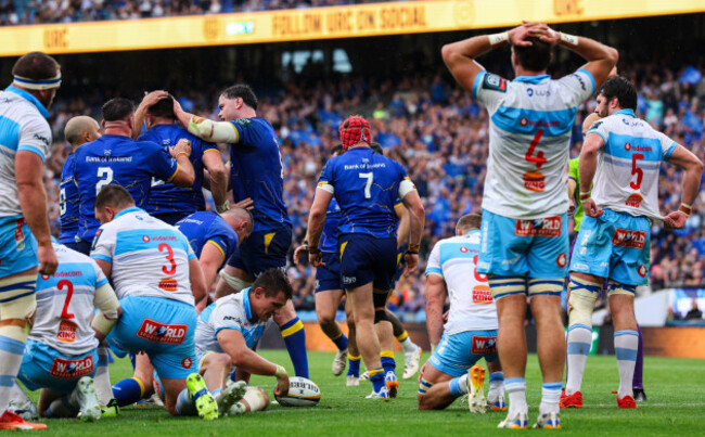 jack-conan-celebrates-scoring-his-sides-third-try-with-teammates-as-bulls-players-look-on-dejected
