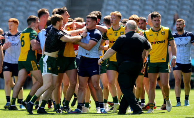 both-teams-clash-at-the-end-of-the-game