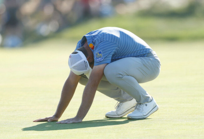 southhampton-united-states-21st-june-2026-sam-burns-reacts-after-missing-a-putt-on-the-18th-hole-during-the-final-round-of-the-126th-u-s-open-golf-championship-at-shinnecock-hills-golf-club-in-so