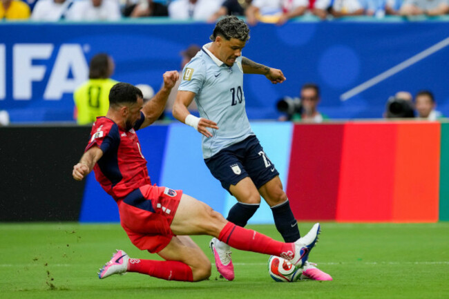 pico-lopes-cabo-verde-und-maxi-araujo-uruguay-battle-for-the-ball-during-the-fifa-world-cup-2026-group-h-match-between-uruguay-and-cabo-verde-at-miami-stadium-on-june-21-2026-in-miami-united-sta