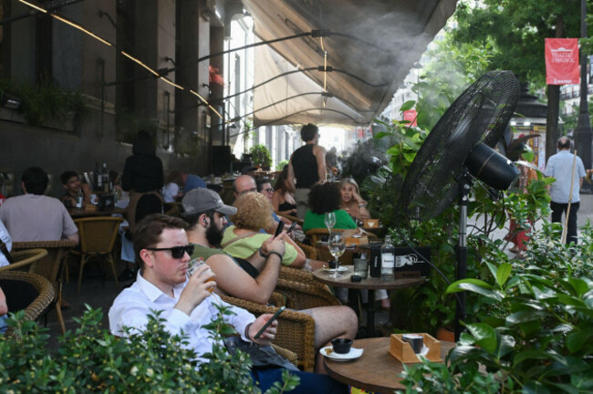 260622-madrid-june-22-2026-xinhua-people-cool-off-at-a-cafe-in-madrid-spain-june-21-2026-madrid-and-much-of-spain-entered-the-first-day-of-a-forecast-four-day-heatwave-on-sunday-with