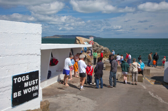 swimmers-in-sandycove-forty-foot-bathing-area-dun-laoghaire-near-dublin-ireland-eire-irish-republic-europe