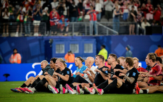 new-yorknew-jersey-usa-22nd-jun-2026-final-jubilation-the-norwegian-team-is-rowing-alongside-the-fans-erling-haaland-nor-antonio-nusa-nor-stale-solbakken-nor-alexander-sorloth-nor-kristo
