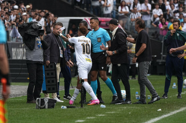 sao-paulo-brazil-17-05-2026-neymar-of-santos-arguing-with-the-referees-during-match-between-santos-and-coritiba-matchday-16-of-the-brazilian-football-championship-at-neo-quimica-arena