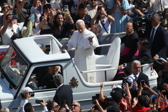 citta-del-vaticano-italia-17th-june-2026-vatican-city-italy-june-17-2026-the-pontiff-riding-in-the-popemobile-greets-the-pilgrims-present-blesses-the-children-and-makes-the-gesture-for-6