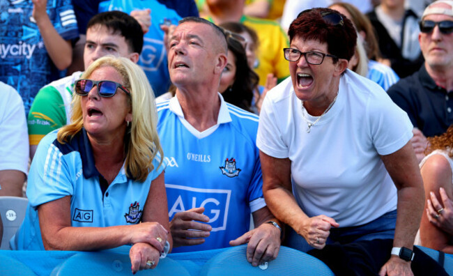 dublin-fans-cheer-on-their-team