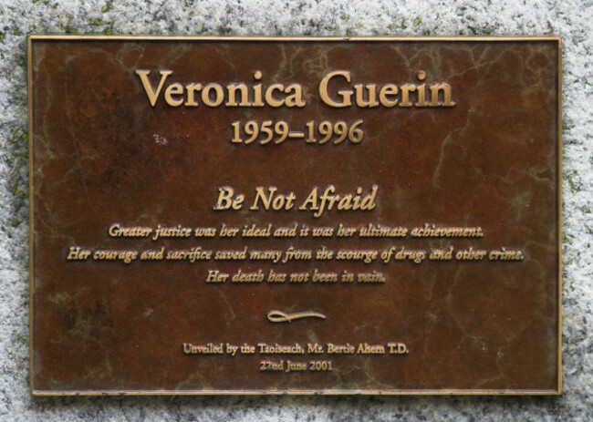 plaque-on-the-memorial-statue-or-bust-of-veronica-guerin-in-the-gardens-of-dublin-castle-dublin-county-dublin-ireland