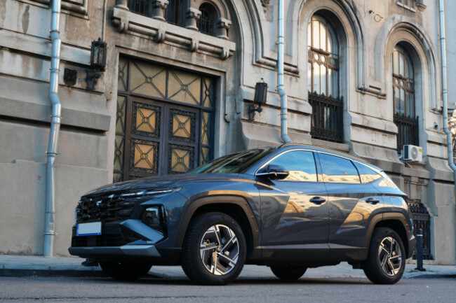 bucharest-romania-january-6-2025-hyundai-tucson-hybrid-black-car-parked-in-front-of-historical-building