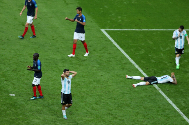 nicolas-otamendi-of-argentina-lionel-messi-of-argentina-sergio-aguero-of-argentina-enttuscht-achtelfinale-frankreich-argentinien-43-fussball-weltmeisterschaft-russland-2018-fifa-world-cup-russia