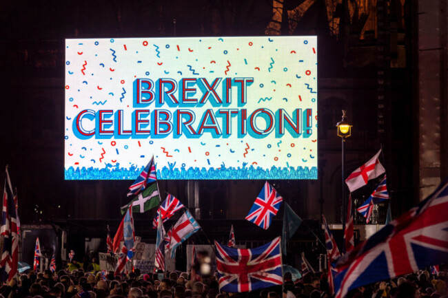 brexit-celebration-text-displayed-on-the-big-screen-at-the-celebration-event-in-parliament-square-on-brexit-day-31-january-2020-in-london-uk