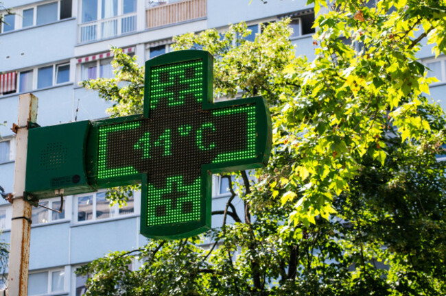 paris-on-june-24-2026-a-green-pharmacy-led-cross-displays-a-temperature-of-44c-during-an-extreme-heatwave-record-breaking-temperatures-are-affecting-the-french-capital-faces-an-unprecedented