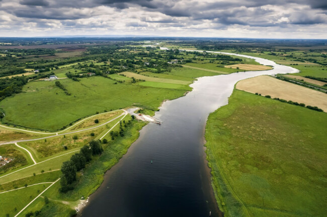 rivershannonflowsbetweengreengrassfieldsandagricultureland