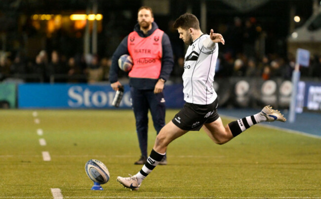 hendon-united-kingdom-04th-jan-2025-gallagher-premiership-rugby-saracens-v-bristol-bears-stonex-stadium-hendon-harry-byrne-bristol-bears-kicks-during-the-saracens-v-bristol-bears-gallagher-p