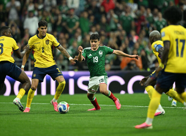 mexico-city-mexico-30th-june-2026-gilberto-mora-c-of-mexico-competes-during-the-round-of-32-match-between-mexico-and-ecuador-at-the-2026-fifa-world-cup-at-the-mexico-city-stadium-mexico-june-3