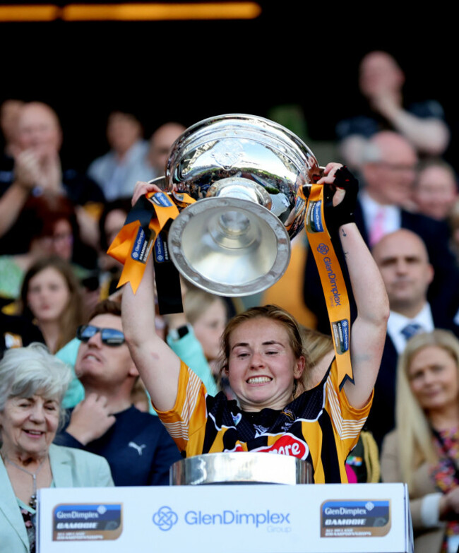katie-nolan-lifts-the-duffy-cup