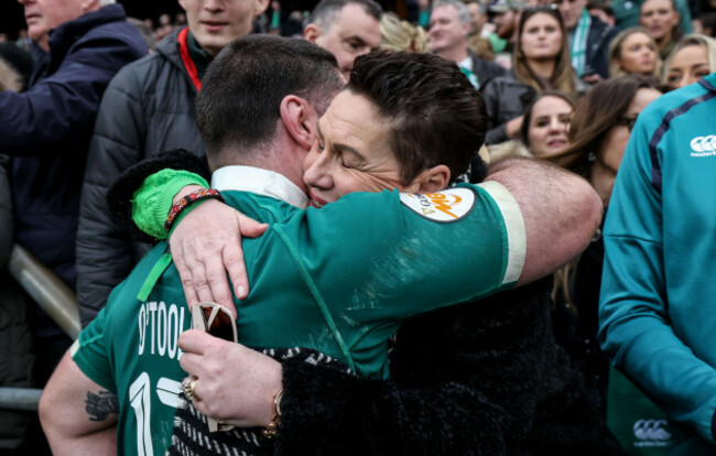 tom-otoole-with-family-after-the-match
