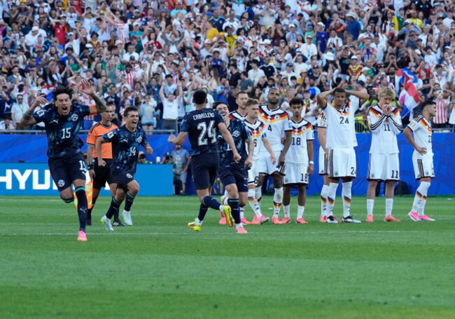 die-mannschaft-nach-dem-elfmeterschieben-enttaeuscht-enttaeuscht-schauend-dissapointed-traurig-frustiert-frust-gefrustet-frustrated-links-rennen-die-spieler-von-paraguay-zum-jubeln-los-fifa