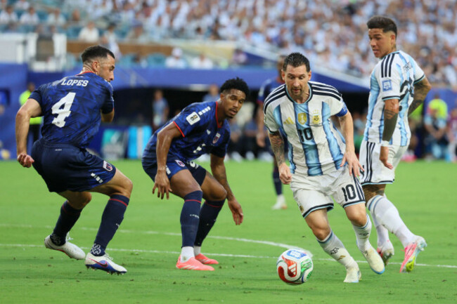 roberto-lopes-of-cabo-verde-kevin-pina-of-cabo-verde-and-lionel-messi-of-argentina-challenge-during-the-fifa-world-cup-2026-round-of-32-match-between-argentina-and-cabo-verde-at-miami-stadium-on-july