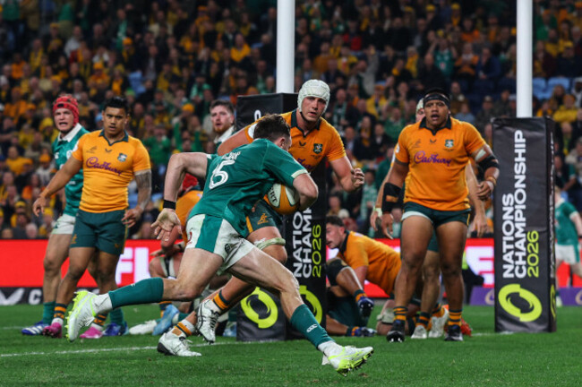 hugo-keenan-runs-in-to-score-his-sides-fourth-try-of-the-match