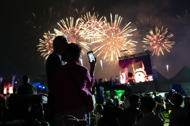 people-watch-fireworks-at-salute-to-america-an-independence-day-event-honoring-the-nations-250th-anniversary-early-sunday-july-5-2026-on-the-national-mall-in-washington-ap-photojulia-demaree