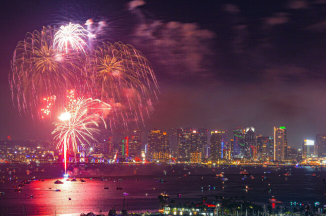 san-diego-california-usa-4th-july-2026-fireworks-illuminate-the-sky-over-san-diego-bay-during-the-big-bay-boom-independence-day-celebration-on-july-4-2026-in-san-diego-california-the-annual-d