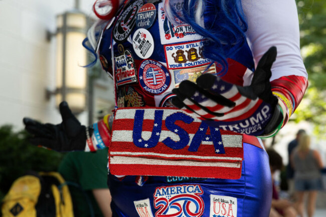 washington-d-c-united-states-july-4-2026-people-watch-military-flyovers-from-the-steps-of-the-national-gallery-of-art-during-independence-day-celebrations-in-washington-d-c-amid-scorching-su