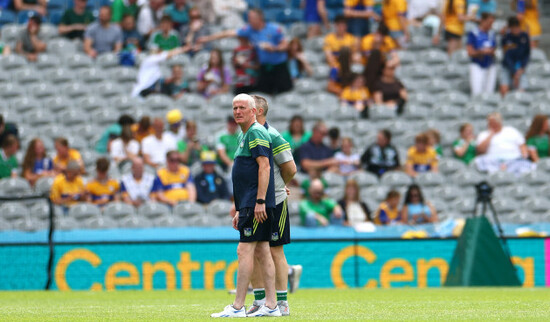 john-kiely-inspects-the-pitch-ahead-of-the-match
