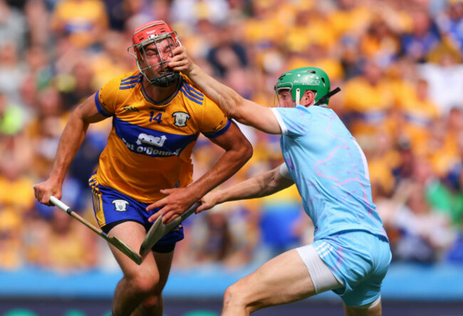 peter-duggan-is-fouled-by-nickie-quaid