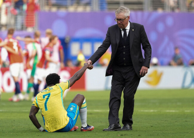 new-jersey-usa-5th-july-2026-carlo-ancelotti-r-headcoach-of-brazil-helps-vinicius-jr-of-brazil-to-his-feet-after-the-round-of-16-match-between-brazil-and-norway-at-the-2026-fifa-world-cup-at-t