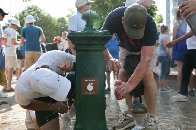 paris-france-28th-may-2026-people-get-water-at-a-free-drinking-water-point-at-roland-garros-during-a-heatwave-in-paris-france-may-28-2026-europe-is-enduring-an-unprecedented-early-season-heatw
