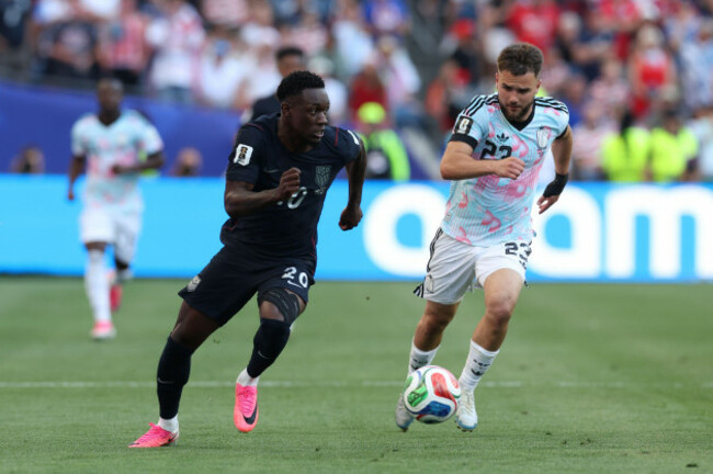 united-states-folarin-balogun-20-controls-the-ball-against-belgiums-nicolas-raskin-23-during-the-world-cup-round-of-16-soccer-match-between-the-united-states-and-belgium-in-seattle-monday-july