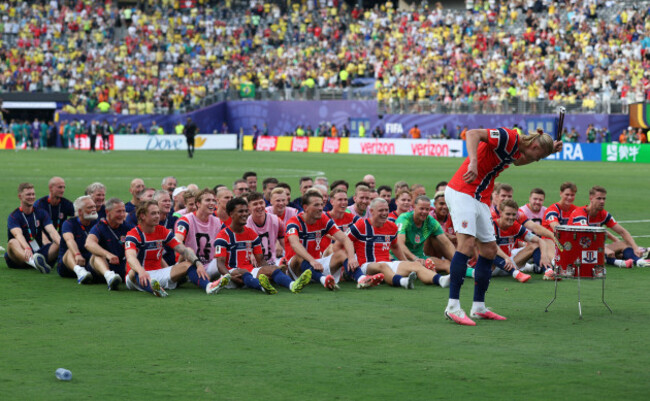 beijing-usa-5th-july-2026-erling-haaland-front-of-norway-and-team-members-celebrate-with-fans-after-winning-the-round-of-16-match-between-brazil-and-norway-at-the-2026-fifa-world-cup-at-the-new
