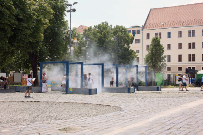 people-are-enjoying-outdoor-cooling-mist-on-the-street-during-the-heatwave-of-june-2026-in-budapest-hungary