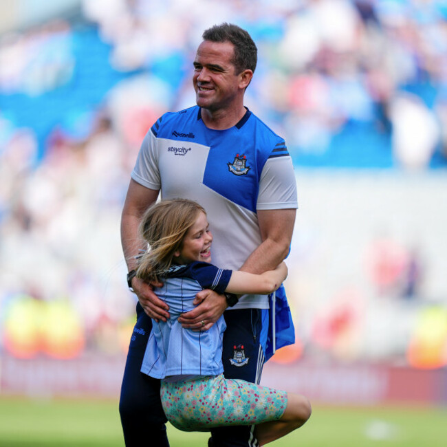 ger-brennan-celebrates-at-full-time-with-his-daughter-aoibheann