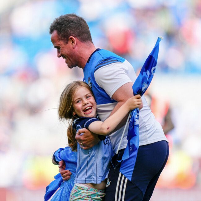 ger-brennan-celebrates-at-full-time-with-his-daughter-aoibheann