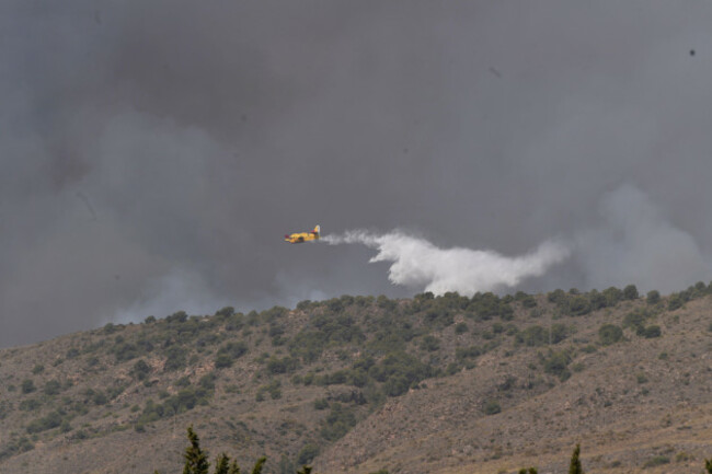 a-seaplane-is-helping-to-extinguish-the-wildfire-on-10-july-2026-in-los-gallardos-almeria-andalusia-spain-the-wildfire-that-broke-out-on-thursday-9-july-in-the-almeria-town-of-los-gallardos-has