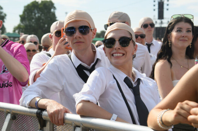 london-uk-10-jul-2026-pictured-crowd-goers-wearing-bald-caps-to-look-like-american-artist-pitbull-take-part-in-a-world-record-attempt-for-the-largest-gathering-of-people-wearing-bald-caps-at-bs