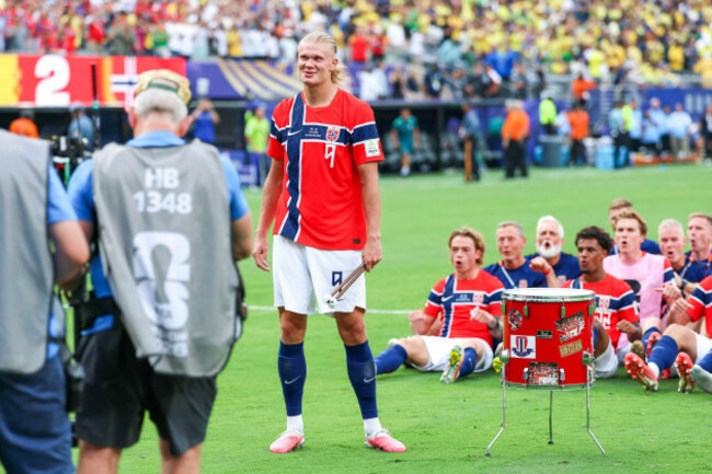 july-5-2026-east-rutherford-nj-united-states-erling-haaland-player-of-norway-celebrates-qualifying-for-the-quarterfinals-by-performing-the-viking-clap-after-defeating-brazil-2-1-to-the-round-of-1
