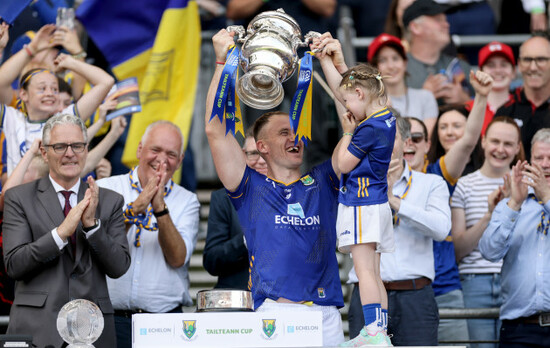 dean-healy-lifts-the-tailteann-cup