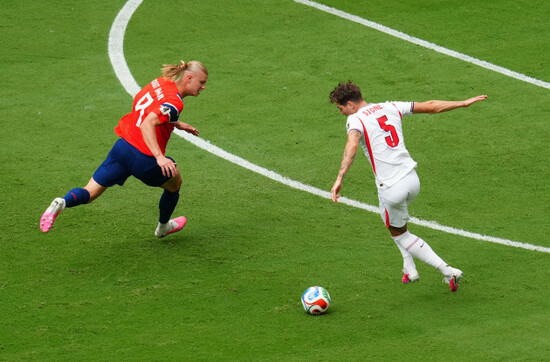 norways-erling-haaland-left-and-englands-john-stones-battle-for-the-ball-during-the-fifa-world-cup-2026-quarter-final-match-at-the-miami-stadium-picture-date-saturday-july-11-2026