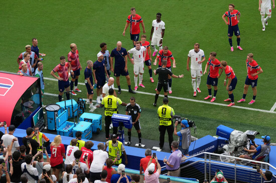 referee-clement-turpin-views-the-var-monitor-before-a-goal-for-norway-is-ruled-out-during-the-fifa-world-cup-2026-quarter-final-match-at-the-miami-stadium-picture-date-saturday-july-11-2026