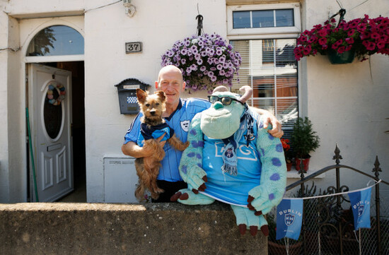 michael-stenson-with-his-dog-pebbles-before-the-game