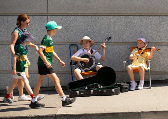 musicians-entertain-the-fans-before-the-game