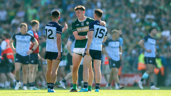 david-clifford-speaks-with-niall-scully-and-cormac-costello-after-the-match