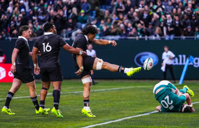 wallace-sititi-celebrates-scoring-their-third-try-as-caelan-doris-lies-dejected