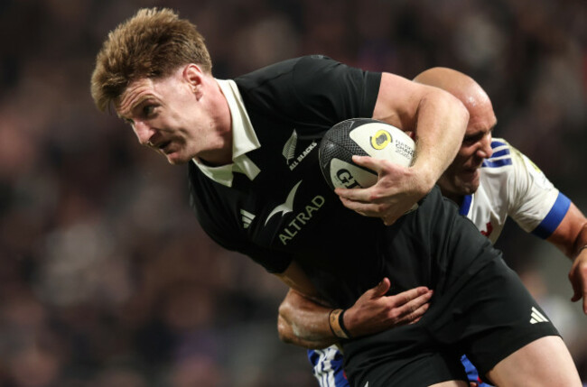 jordie-barrett-is-tackled-by-maxime-lucu