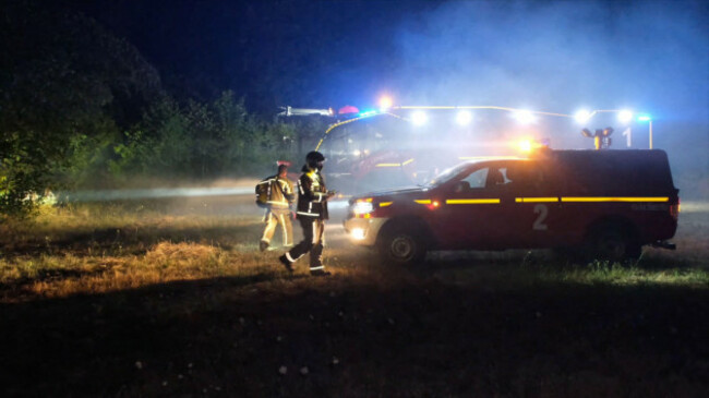 le-vaudoue-france-13th-july-2026-firefighters-battle-an-exceptionally-large-wildfire-in-the-fontainebleau-forest-near-the-a6-motorway-in-le-vaudoue-seine-et-marne-france-on-july-13-2026-as-mor
