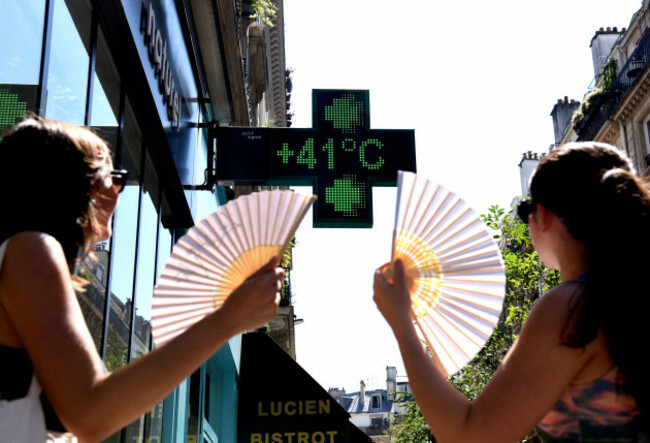 paris-france-11th-july-2026-heatwave-hits-in-paris-41c-expected-towards-temperature-records-in-paris-meteo-france-has-triggered-a-red-heatwave-alert-in-24-depertment-in-paris-france-on-j