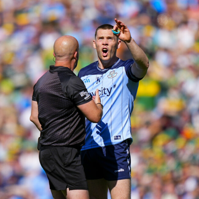 con-ocallaghan-telling-brendan-cawley-to-look-at-the-big-screen