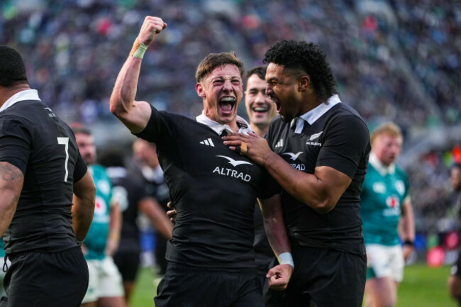 cam-roigard-celebrates-scoring-their-fourth-try-with-leicester-faingaanuku